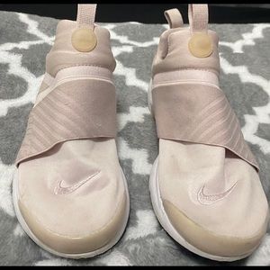 Nike pink prestos